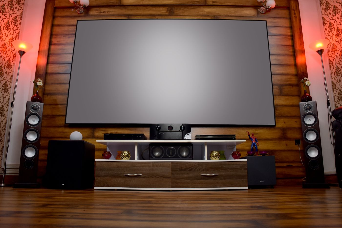 Sala equipada com cinema e sistema de áudio